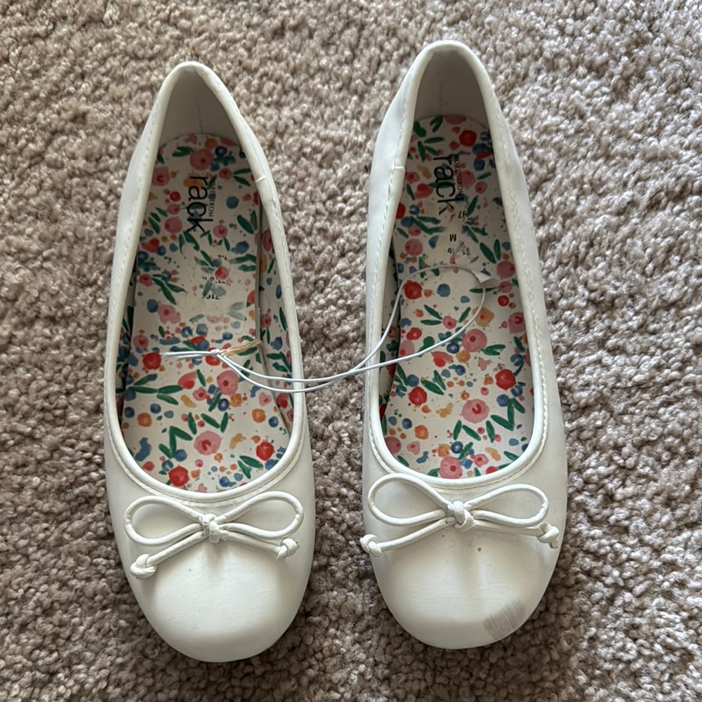 White Dress Shoes with Rounded Toe and Decorative Bow
